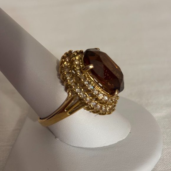 Beautiful Brown Color Ring with Crystals in Gold Tone Setting - size 9.5 - Picture 2 of 16